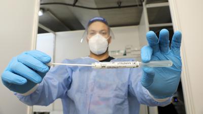 Ab ins Labor: An der Teststation in der Tiefgarage der Postgalerie kümmert sich Mitarbeiter Jeromey Hawkins um einen PCR-Test.
