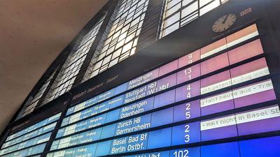 Schöne Bescherung: Wegen technischer Probleme fallen am Zweiten Weihnachtstag auch in Karlsruhe mehrere Züge aus.