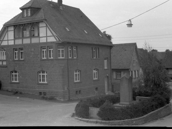 Altes Haus auf einem Schwarz-Weiß-Bild.