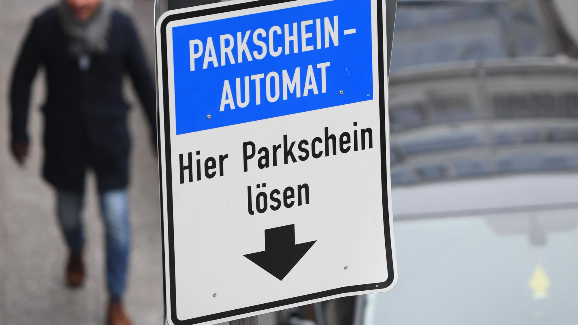 ARCHIV - Ein Schild mit dem Hinweis «Parkscheinautomat. Hier Parkschein lösen.» steht am 05.12.2016 in der Innenstadt von Frankfurt am Main (Hessen) an einer Straße mit ausgewiesenen Parkplätzen. (zu dpa «Parksünder-Paradies Wochenende - Städten fehlt Geld für Kontrollen» vom 05.05.2017) Foto: Arne Dedert/dpa +++ dpa-Bildfunk +++