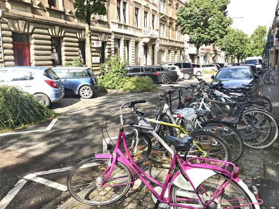 Viel Bedarf, wenig Raum: Abstellmöglichkeiten für Räder konkurrieren mit Parkplätzen für Autos.