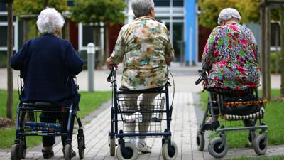 Drei Seniorinnen sitzen auf ihren Rolllatoren