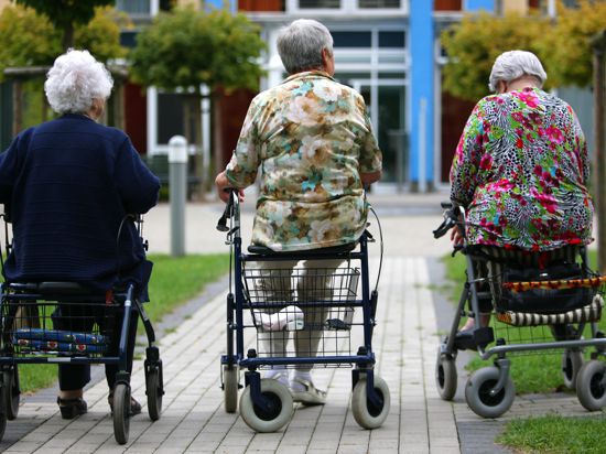 Drei Seniorinnen sitzen auf ihren Rolllatoren