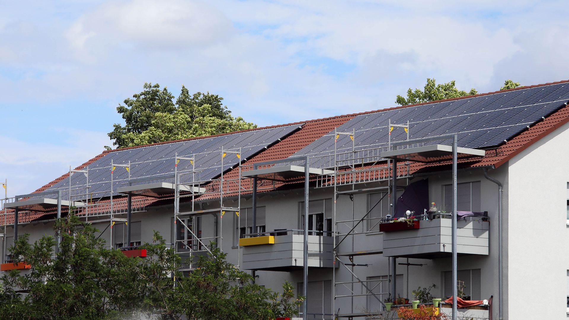 Neue Photovoltaik-Anlagen auf dem Dach eines Hauses in der Heilbronner Straße.