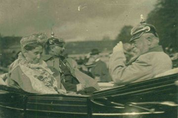 Kaiser Wilhelm II., Großherzog Friedrich I. von Baden und Großherzogin Luise in einer offenen Kutsche. Die Männer tragen eine Pickelhaube.