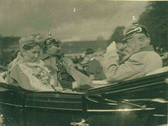 Kaiser Wilhelm II., Großherzog Friedrich I. von Baden und Großherzogin Luise in einer offenen Kutsche. Die Männer tragen eine Pickelhaube.