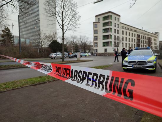 Die Polizei hat im Umkreis des Landratsamts in der Karlsruher Innenstadt die Straße gesperrt und durchsucht das Gebäude.