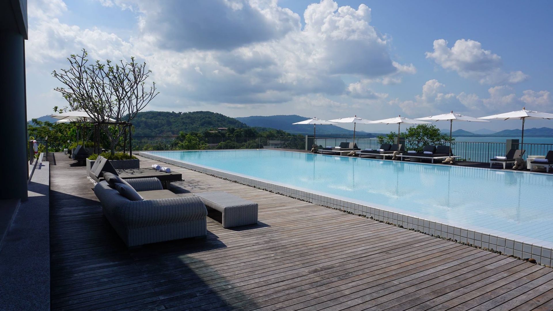 Endlose Sicht und ein traumhafter Blick am 100-Meter-langen Pool des Hotels „Como Point Yamu“.