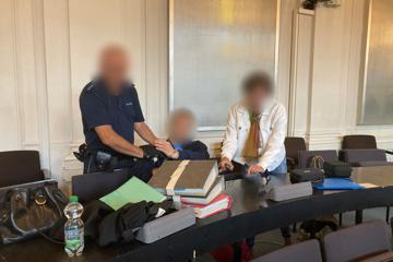Der Angeklagte wird in den Gerichtssaal am Landgericht Karlsruhe geführt. Er soll seiner Ex-Lebensgefährtin aufgelauert, sie gewürgt und ihren Kopf mit Panzerband umwickelt haben.