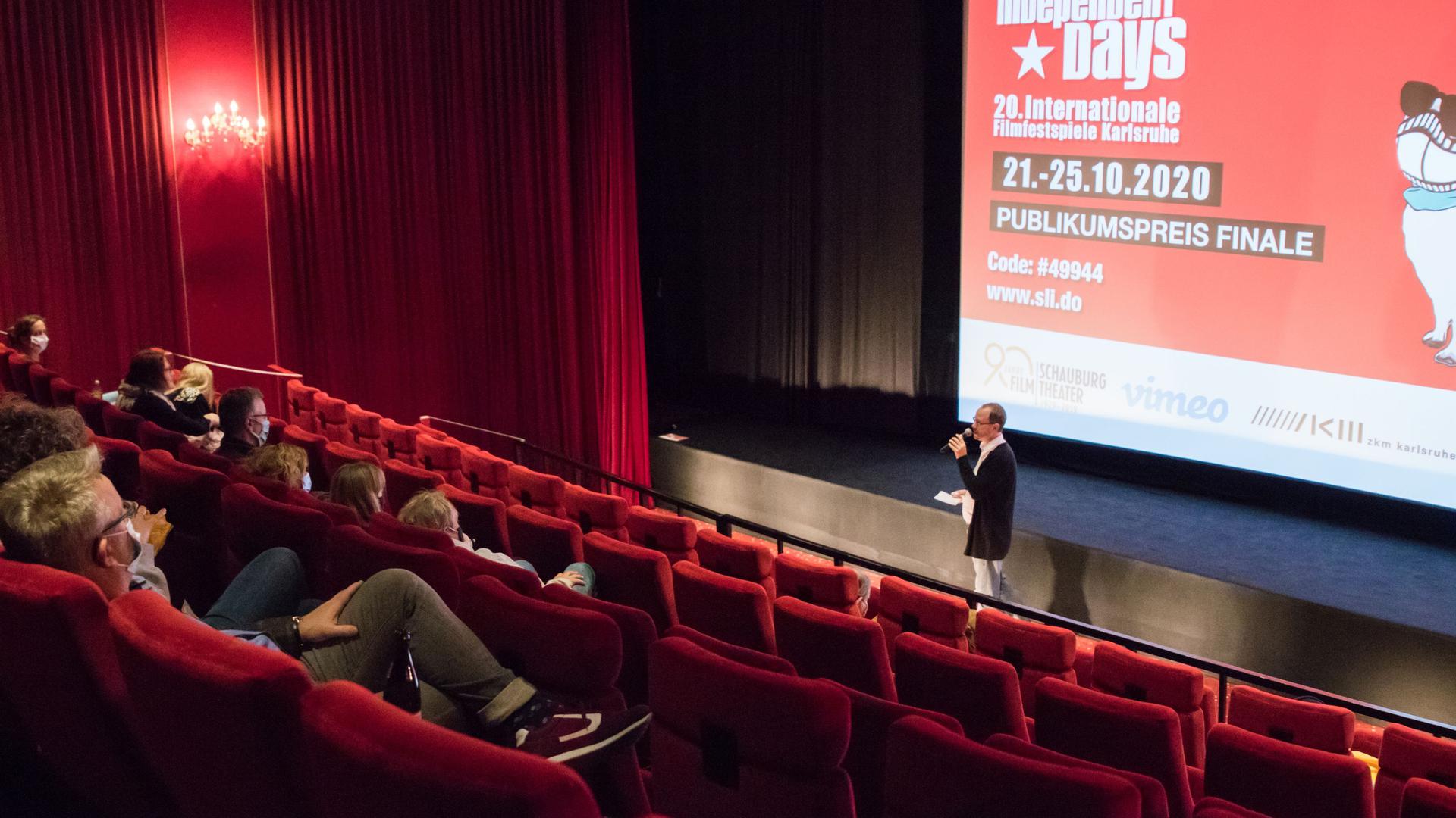 Finale des Publikumspreises in der Schauburg: Festivalleiter Oliver Langewitz erklärte den Kinofans, wie sie via Smartphone für ihren Favoriten abstimmen können.
