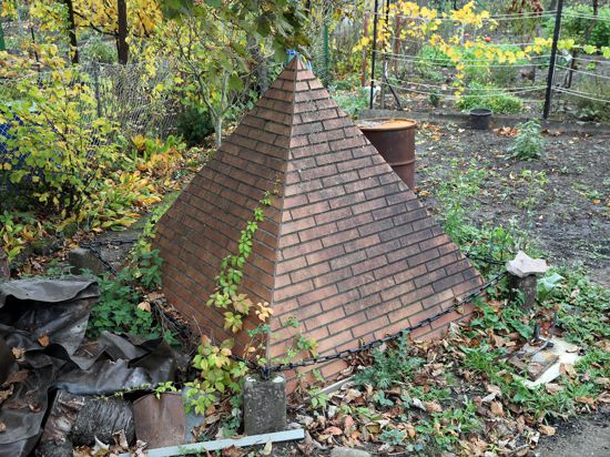 Pyramide in einem Karlsruher Kleingarten