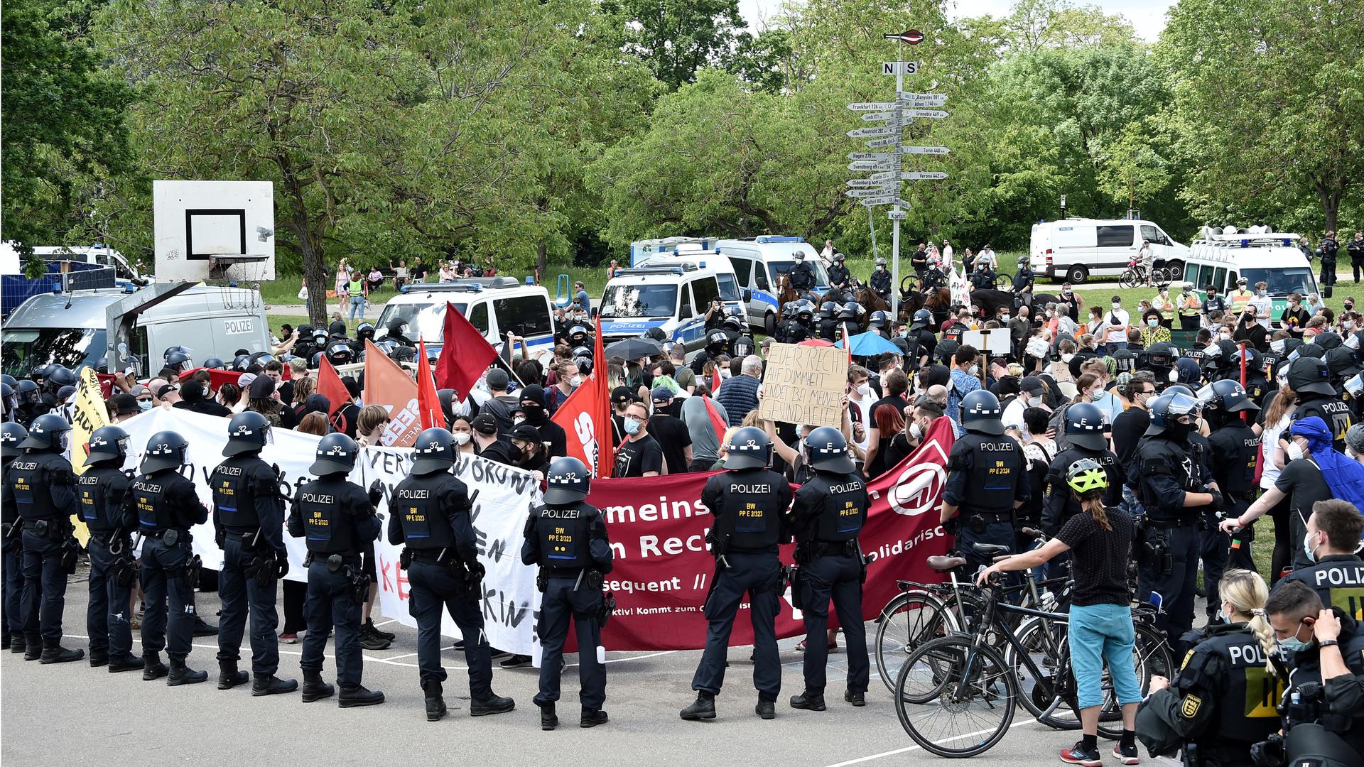 Polizisten mit Schlagstöcken und Pfefferspray hatten an Fronleichnam rund 50 Aktivisten der Antifa neben einer Querdenken-Kundgebung eingekesselt.