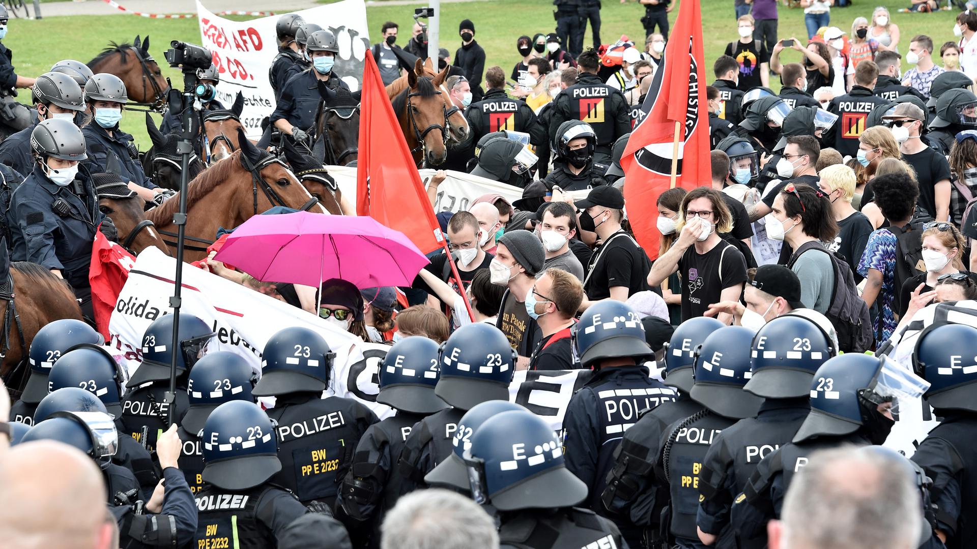 Zu Fuß und zu Pferde: Die Polizei hat rund 50 Gegendemonstranten des Antifaschistischen Aktionsbündnisses neben der Querdenken-Versammlung eingekesselt.