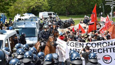 Mithilfe von Pferden drängten die Polizisten die Antifa-Demonstranten weiter zurück.