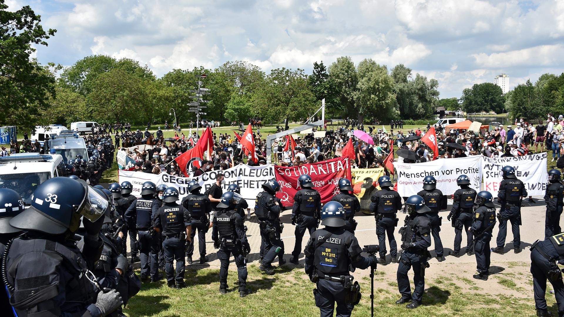 Mit lauten Rufen und Transparenten rückten die Antifa-Aktivisten immer näher in Richtung Querdenker-Versammlung vor.