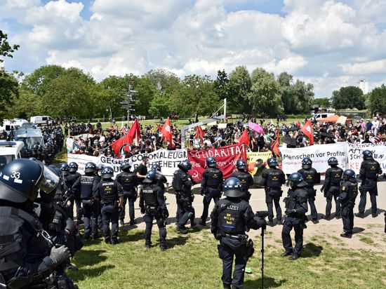 Mit lauten Rufen und Transparenten rückten die Antifa-Aktivisten immer näher in Richtung Querdenker-Versammlung vor.