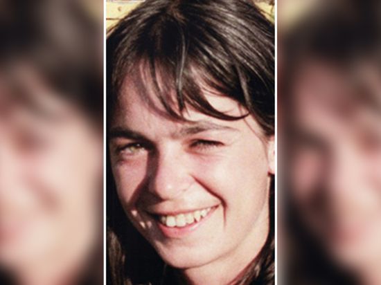Die RAF-Terroristin Daniela Klette lacht auf einem Foto in die Kamera.