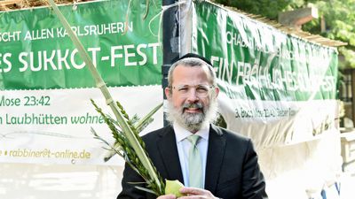 Ein Strauß aus Zweigen und der Etrog, die Rabbiner Mordechai Mendelson hier zeigt, gehören zum Laubhüttenfest dazu.