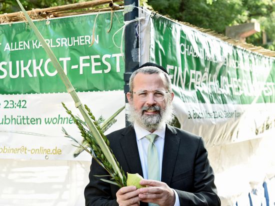 Ein Strauß aus Zweigen und der Etrog, die Rabbiner Mordechai Mendelson hier zeigt, gehören zum Laubhüttenfest dazu.