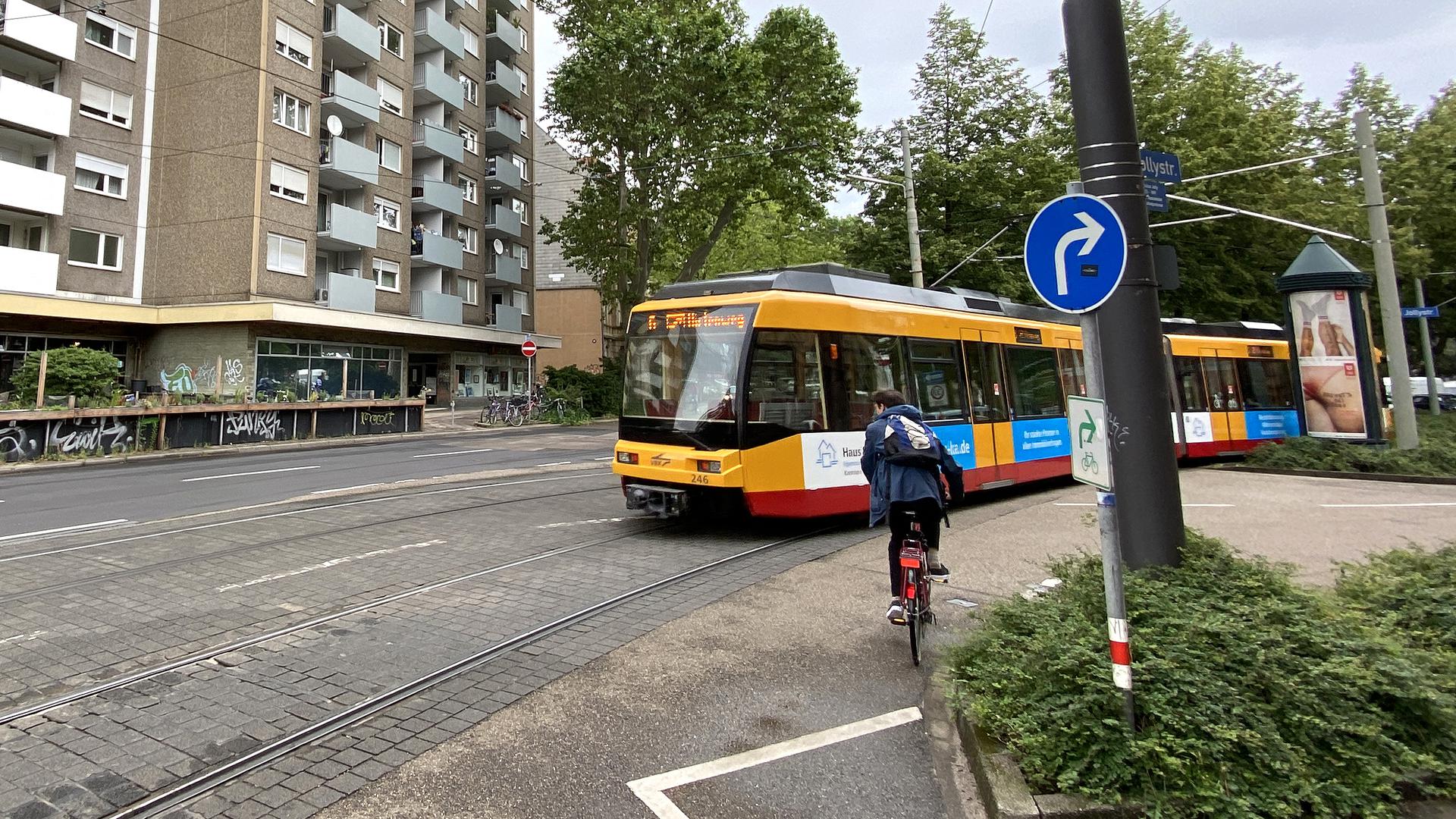 Beliebt, aber nicht erlaubt: Radler nehmen gerne den direkten Weg, um auf der Gartenstraße zu bleiben. Eigentlich müssen sie den Umweg über Jolly- und Otto-Sachs-Straße wählen.
