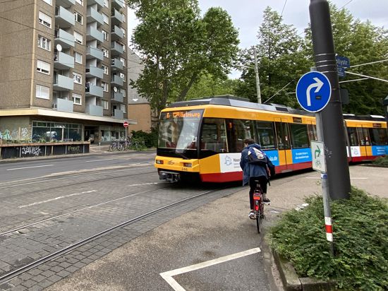 Beliebt, aber nicht erlaubt: Radler nehmen gerne den direkten Weg, um auf der Gartenstraße zu bleiben. Eigentlich müssen sie den Umweg über Jolly- und Otto-Sachs-Straße wählen.