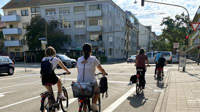 Schleifen und Signale: Für Radfahrer gibt es an der Kreuzung der Sophien- mit der Reinhold-Frank-Straße eigene Aufstellflächen und Induktionsschleifen.