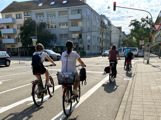 Schleifen und Signale: Für Radfahrer gibt es an der Kreuzung der Sophien- mit der Reinhold-Frank-Straße eigene Aufstellflächen und Induktionsschleifen.