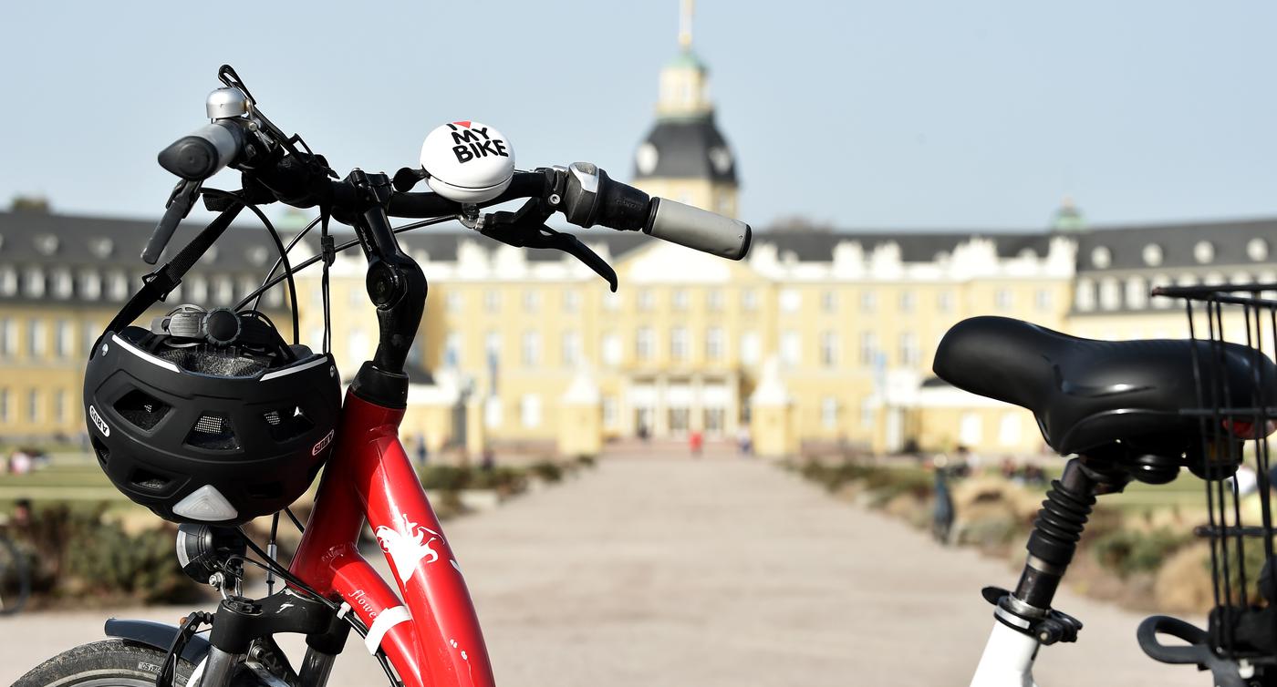 Symbolbild Radreporter Fahrrad vor Karlsruher Schloss 2021
