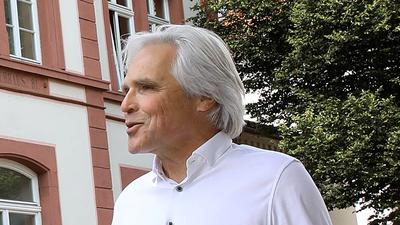 BNN-Leser Siegfried Birkle steht mit dem Wettersbacher Ortsvorsteher Rainer Frank vor dem Rathaus in Grünwettersbach