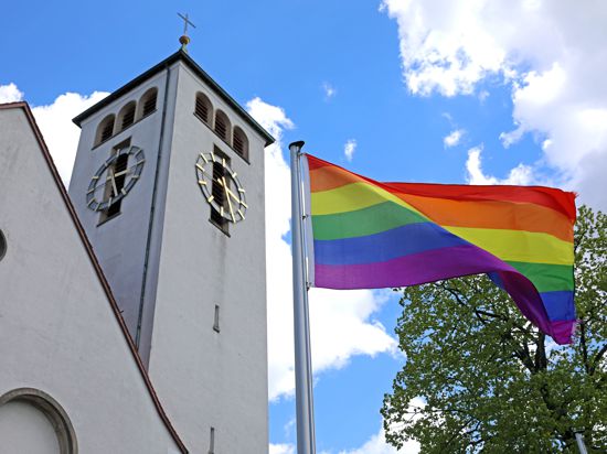 Eine Regenbogen-Fahne weht vor Christkönig in Rüppurr