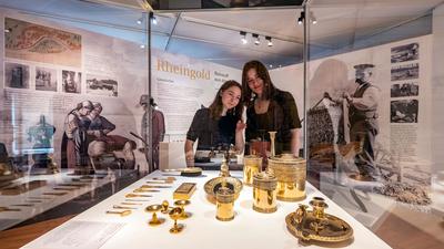 Ausstellung „Rheingold“ im Badischen Landesmuseum mit Besucherinnen