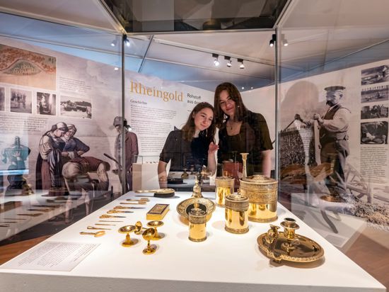 Ausstellung „Rheingold“ im Badischen Landesmuseum mit Besucherinnen