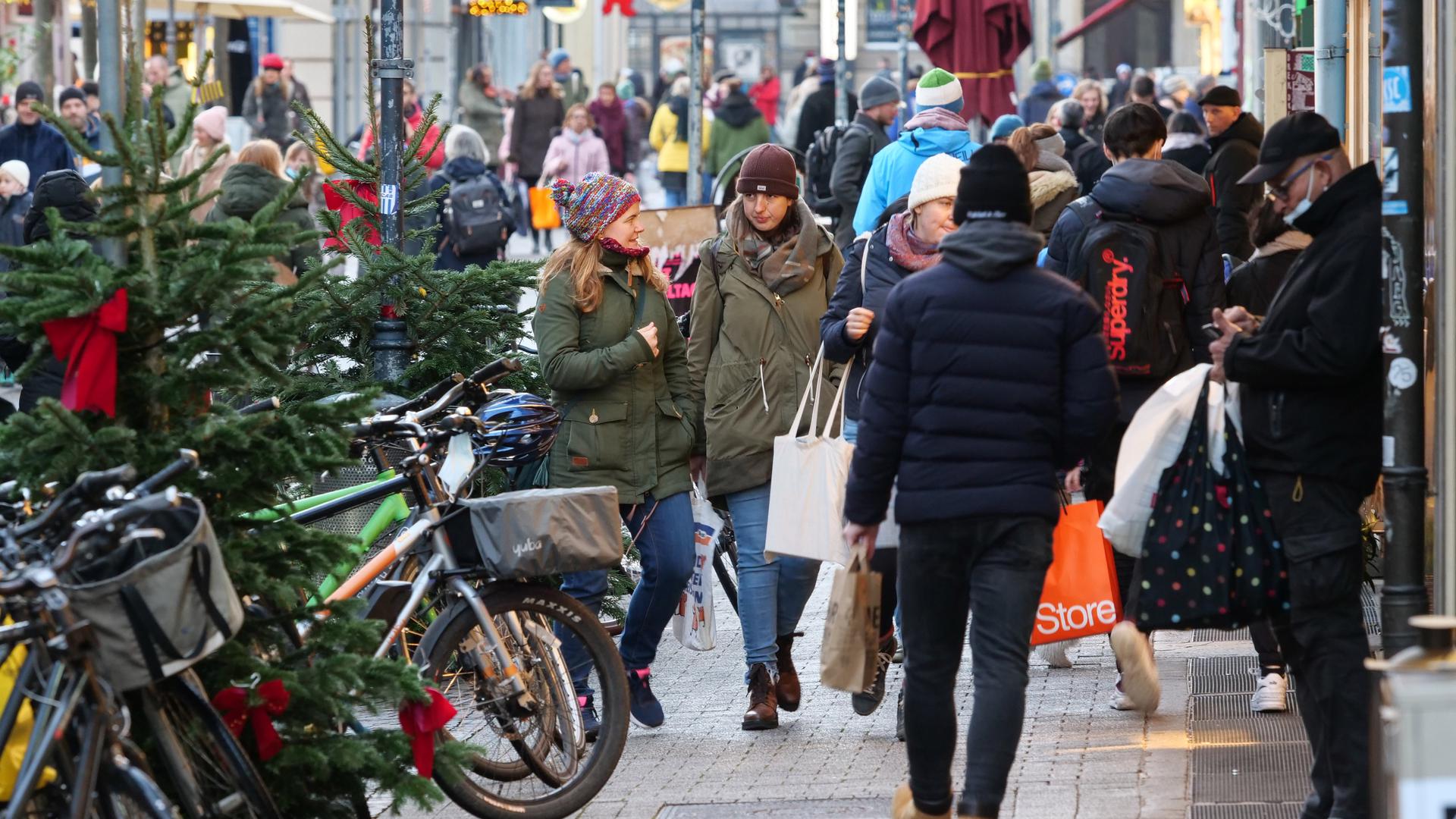 Shopping zu Zeiten der Pandemie: Der Weihnachtseinkauf am ersten Advent findet in Karlsruhe, wie hier in der Erbprinzenstraße, trotz Corona statt.