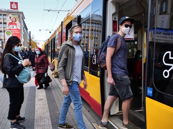 Nur mit Maske: Die Passagiere der Straßenbahn halten sich an das Hygienegebot. Schon auf dem Bahnsteig tragen die allermeisten den Mund-Nasen-Schutz.