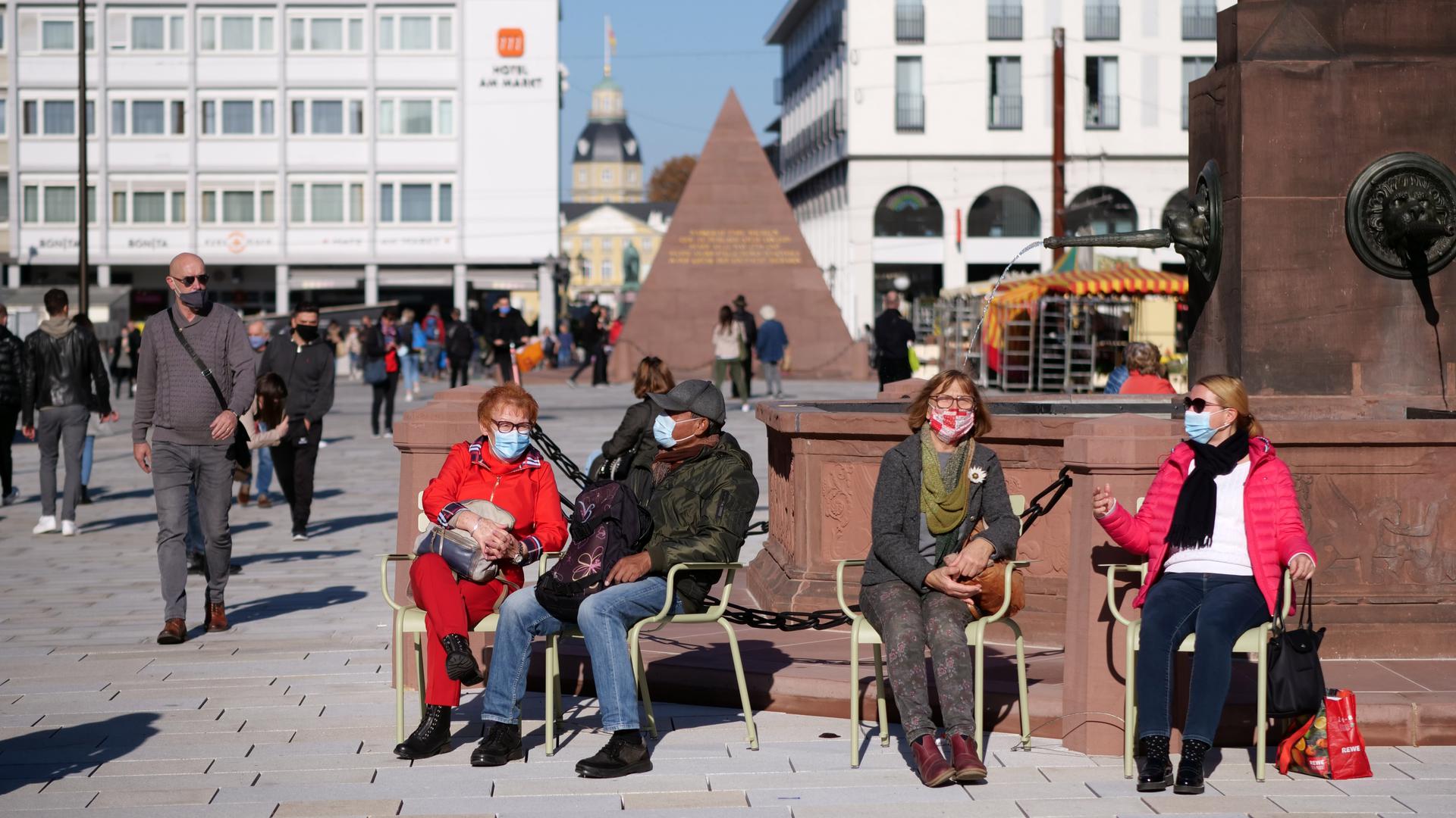 Die Seele wärmen: Vor dem Lockdown im November tanken viele Karlsruher die letzte Oktobersonne und genießen das Zusammensein auf ihrem neuen Marktplatz.