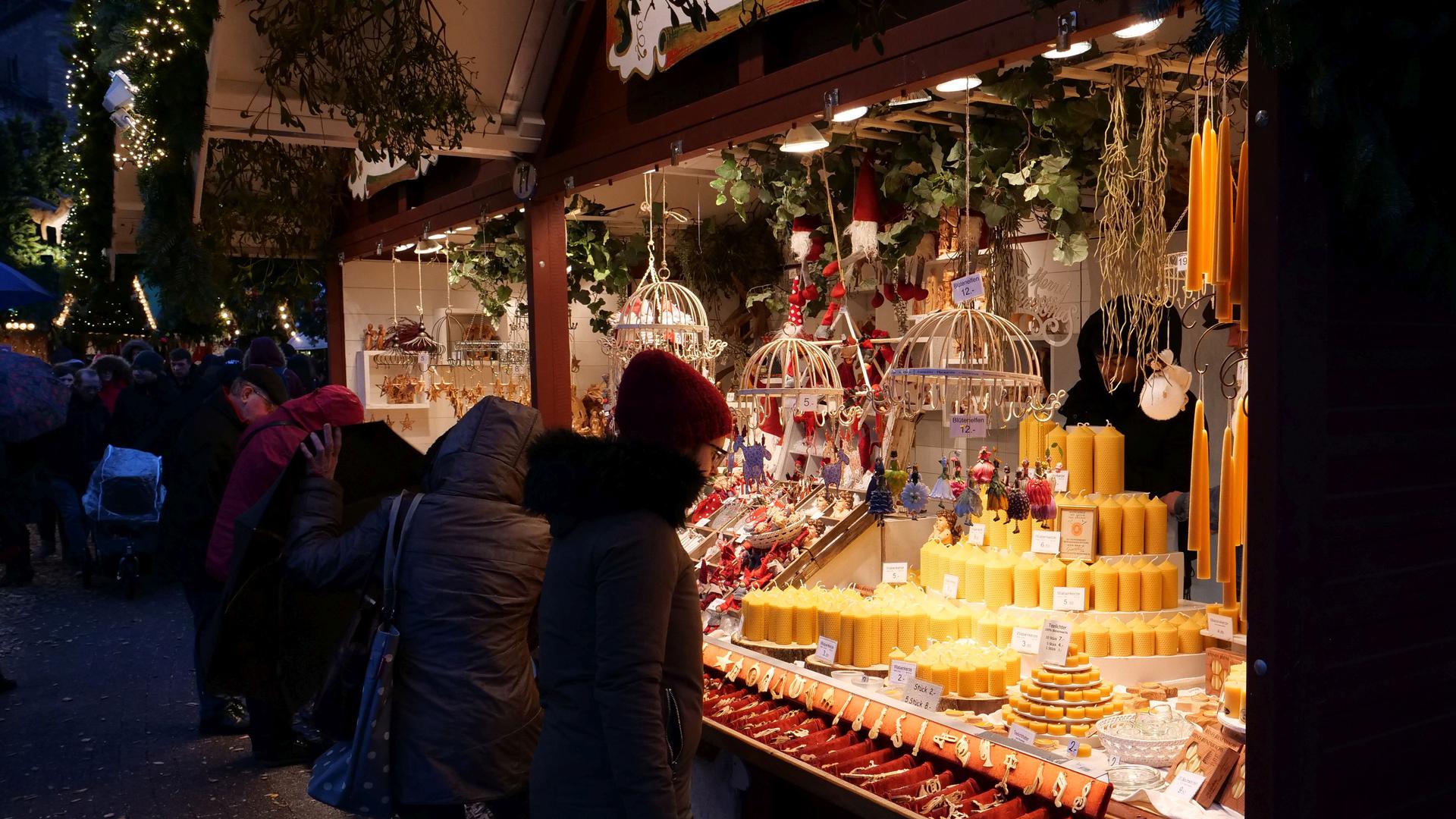Stimmungsvoll im Advent: Kerzen und Dekorations-Artikel sind Klassiker auf dem Christkindlesmarkt.