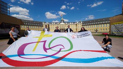 Sichtbar in Karlsruhe: Die Flagge, die Delegierten, erste Gespräche - das Weltkirchentreffen ist nun offiziell eröffnet.