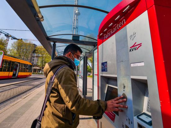 Fahrkartenautomat des KVV beim Hauptbahnhof in Karlsruhe am 21.4.2022