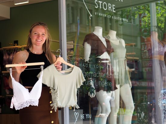 Vivien Joy  zeigt im Fair Fashion Store nachhaltige Damenmode.