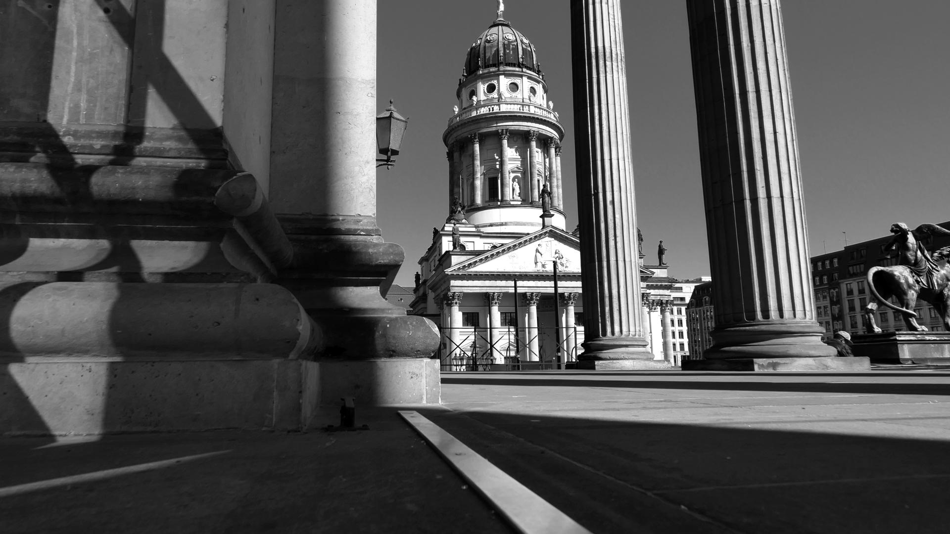 Französischer Dom Berlin durchs Säulenportal des Konzerthauses.