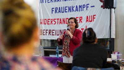 Solidarität mit den mutigen Kämpfen der Frauen im Iran! „Jin Jiyan Azadî“ (Frau Leben Freiheit) - Veranstaltung in Karlsruhe mit Mina Ahadi u.A. Vorsitzende des „Komitees gegen Steinigung im Iran“ und Kämpferin für Frauenrechte 