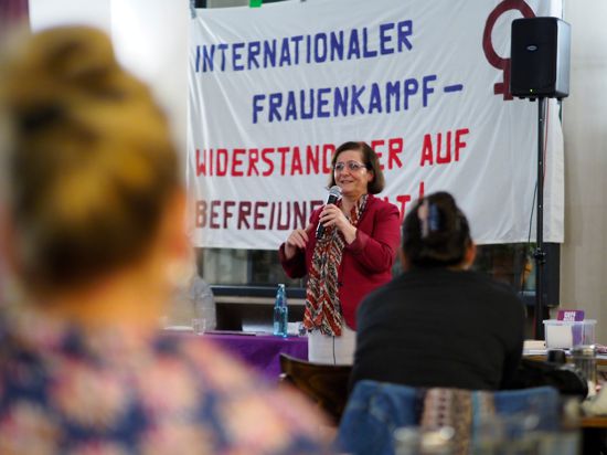 Solidarität mit den mutigen Kämpfen der Frauen im Iran! „Jin Jiyan Azadî“ (Frau Leben Freiheit) - Veranstaltung in Karlsruhe mit Mina Ahadi u.A. Vorsitzende des „Komitees gegen Steinigung im Iran“ und Kämpferin für Frauenrechte 