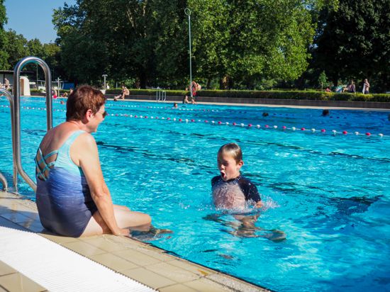 „Einfach schön“ finden Großmutter Ulrike Haas und ihr Enkel Noah das Rüppurrer Schwimmbad und würden sich eine längere Saison wünschen.