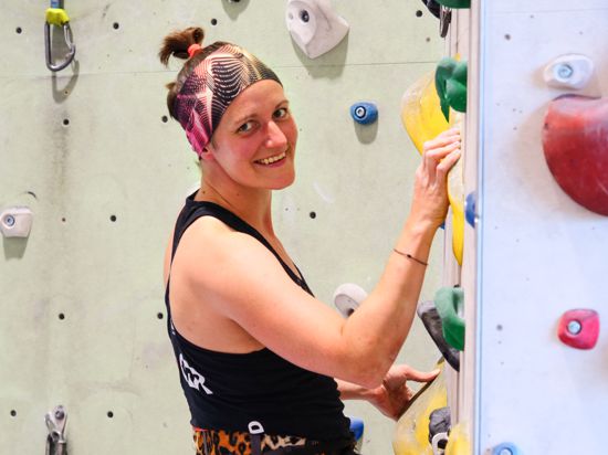 Jacqueline Fritz vom Alpenverein Karlsruhe steht an einer Kletterwand
