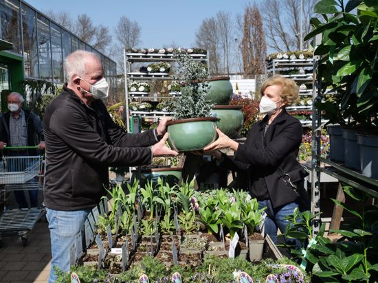 Das Ehepaar Prüßmann sucht Töpfe und Pflanzen für die Terrasse.