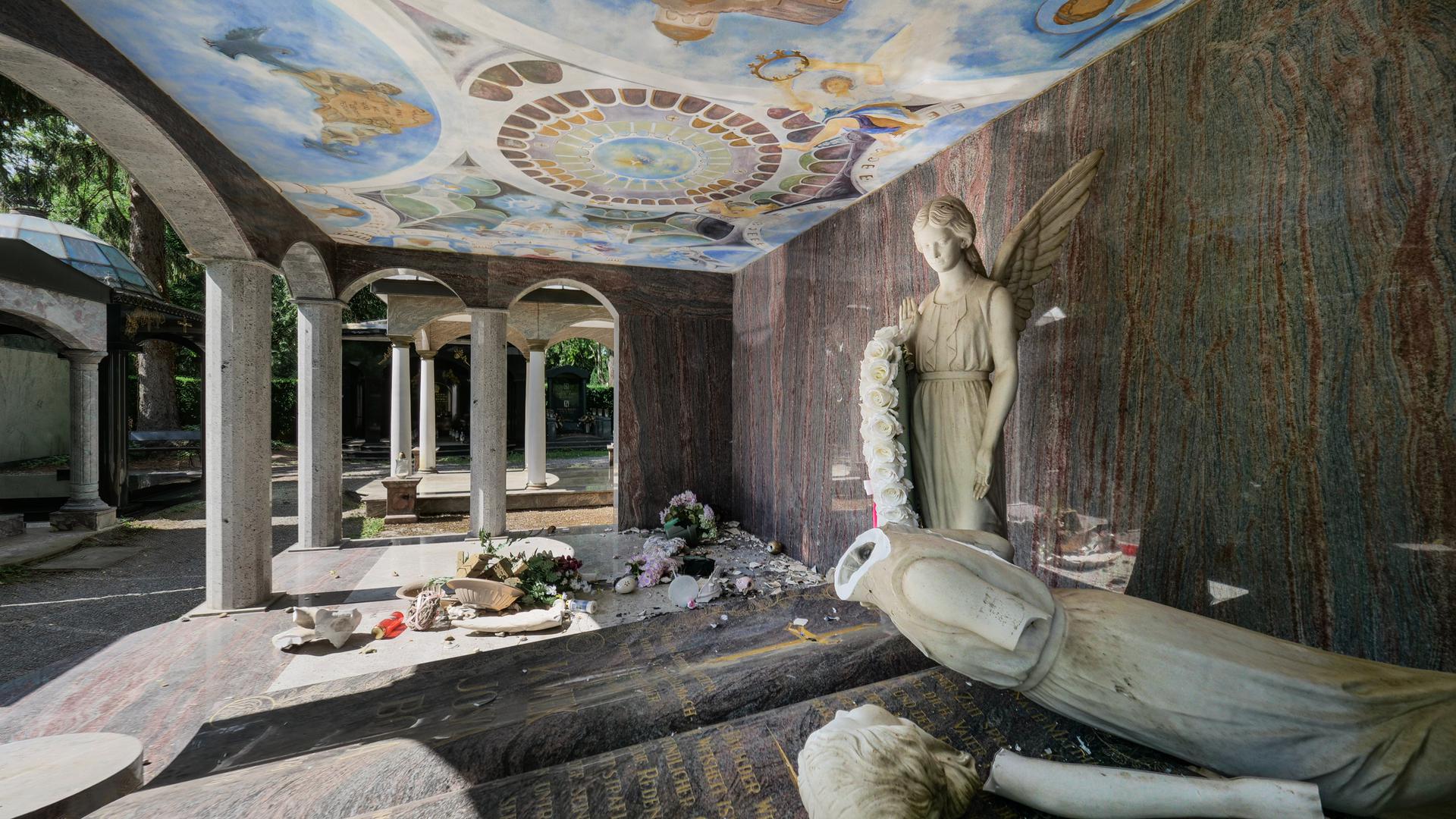 Zertrümmert: Das Mausoleum des Clanchefs einer Roma-Dynastie auf dem Hauptfriedhof wurde von Vandalen heimgesucht. Die Familie ist entsetzt, die Polizei ermittelt.