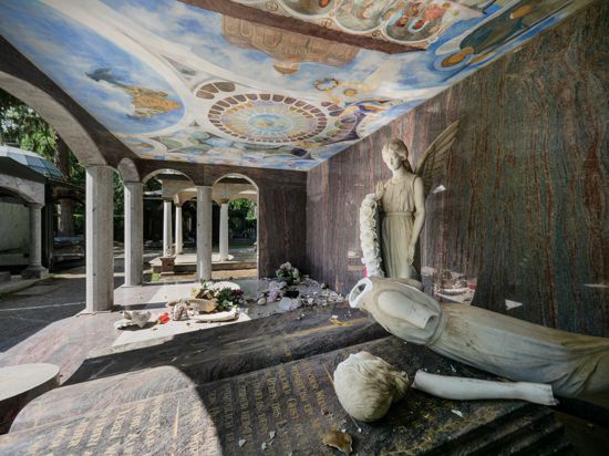 Zertrümmert: Das Mausoleum des Clanchefs einer Roma-Dynastie auf dem Hauptfriedhof wurde von Vandalen heimgesucht. Die Familie ist entsetzt, die Polizei ermittelt.