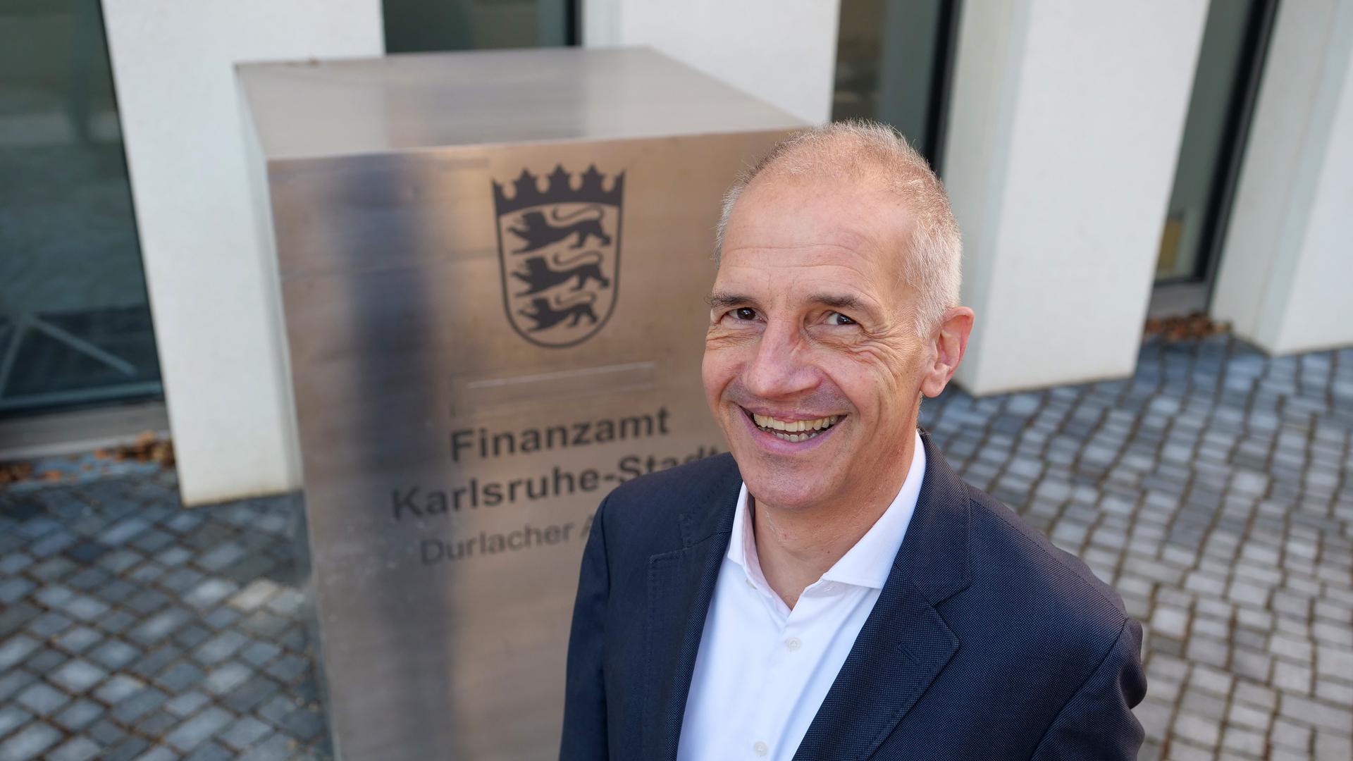 Hannes Grimm, Leiter des Finanzamts Karlsruhe-Stadt, am 17.12.2021 vor seiner Behörde im Neubau in der Durlacher Allee 29