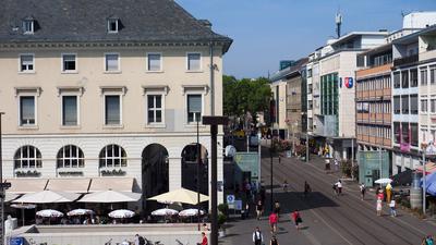 Baldige Baustellen: Das Café Böckeler steht vor der Sanierung, die Kaiserstraße vor der Umgestaltung, das Modehaus P&C vor Abriss und Neubau und die Hirmer-Immobilie vor einer ungewissen Zukunft.