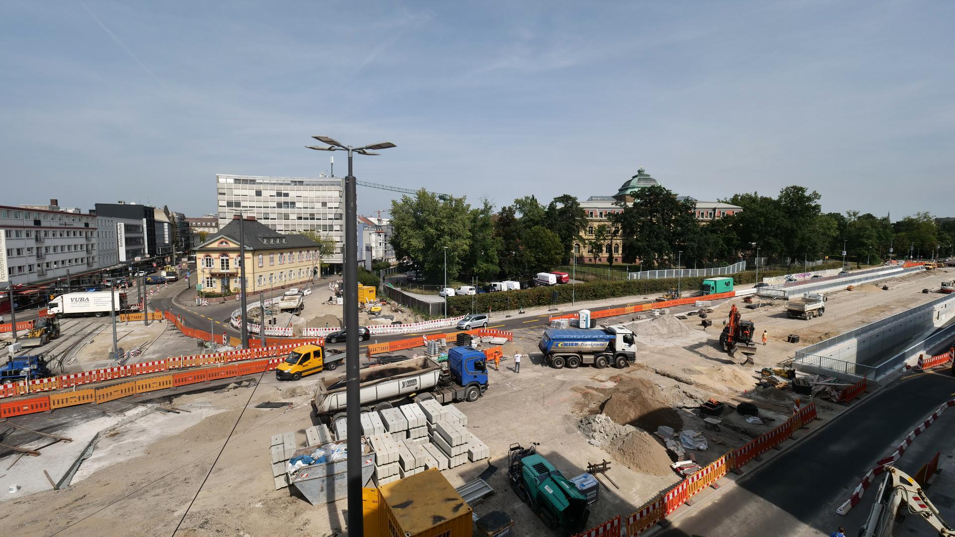 Auf der Zielgeraden: Der Umbau der Kriegsstraße strebt seinem Ende entgegen. Zwischen Karlstor und Ritterstraße werden nächstens die Gleise eingebaut. Am 12. Dezember nimmt das neue Liniennetz seinen Betrieb auf.